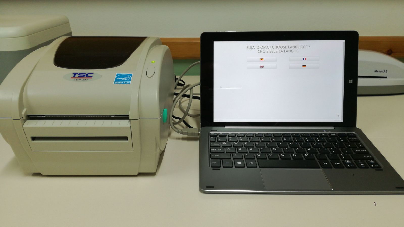 Impresora TSC TDP-247 y tablet para impresión de permisos de pesca
